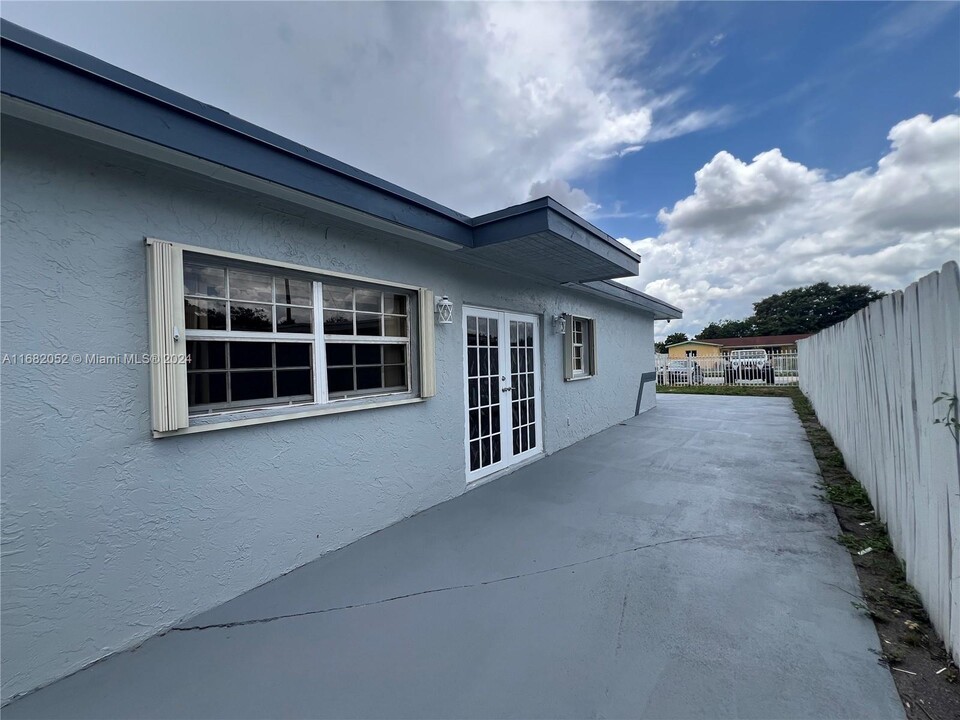 19120 NW 36th Ave in Miami Gardens, FL - Building Photo