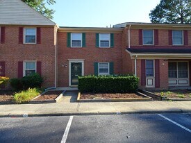 399 Circuit Ln in Newport News, VA - Building Photo