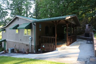 210 Lake Becky Rd in Mountain Rest, SC - Foto de edificio - Building Photo