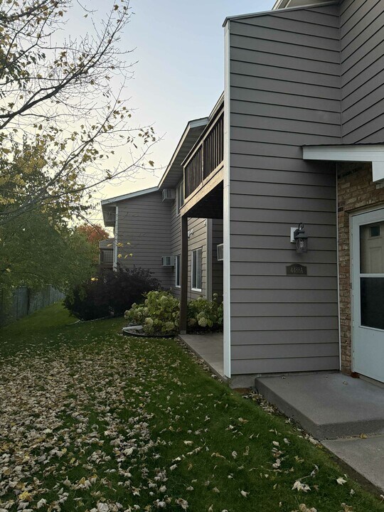 4488 Cinnamon Ridge Trl, Unit B in Eagan, MN - Building Photo
