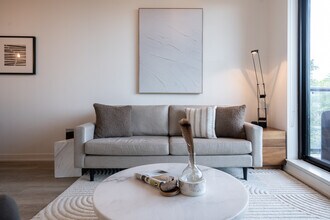 2118 Bloor St W in Toronto, ON - Building Photo - Building Photo