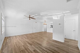 6381 SW 39th St in Miami, FL - Building Photo - Building Photo
