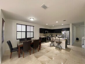10336 NW 70th Terrace in Doral, FL - Building Photo - Building Photo