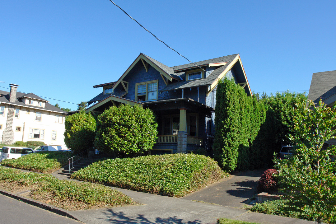 2505-2511 NE Halsey St in Portland, OR - Building Photo