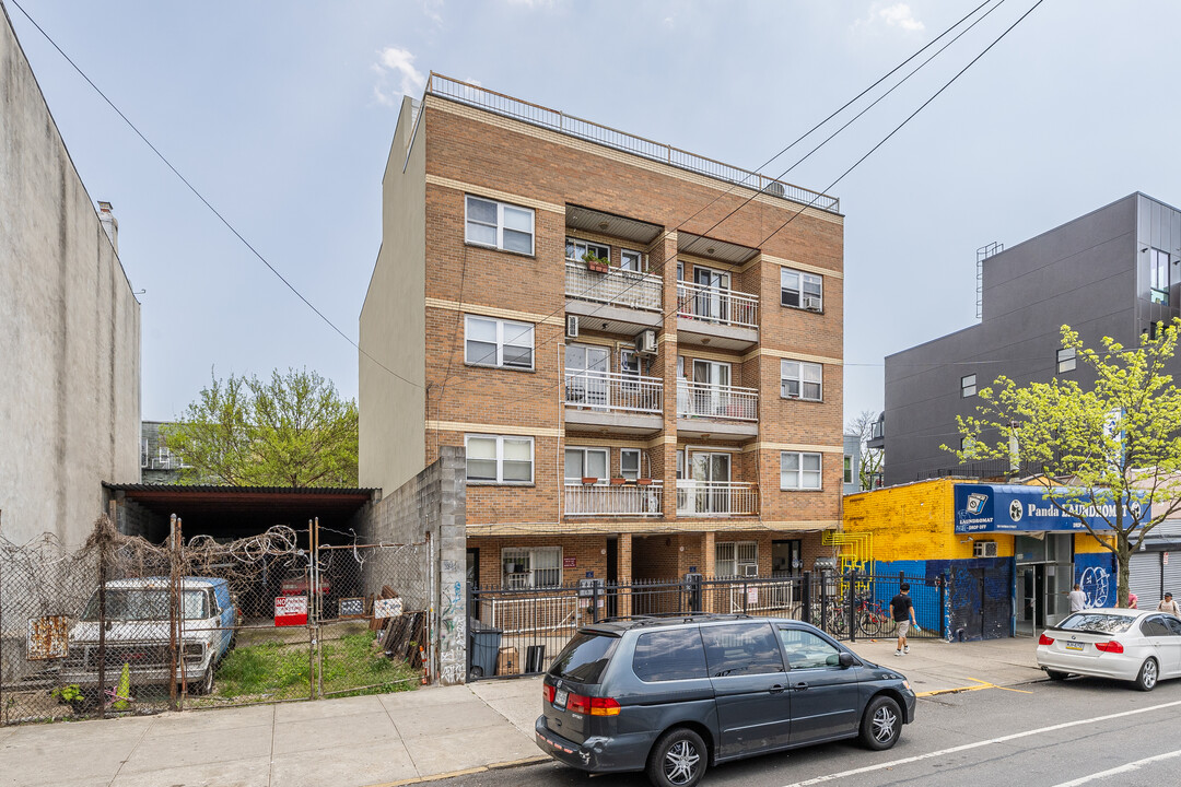 404 Harman St in Brooklyn, NY - Building Photo