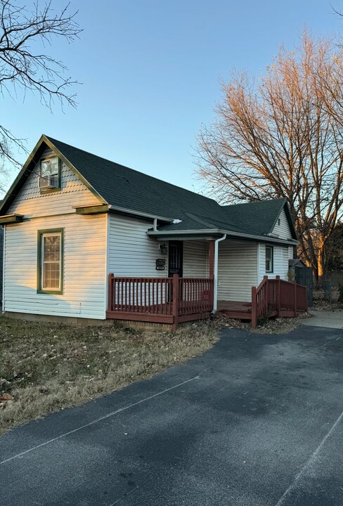 1627 W Thoman St in Springfield, MO - Building Photo