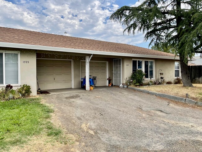 1705 Woolley Way in Sacramento, CA - Building Photo - Building Photo