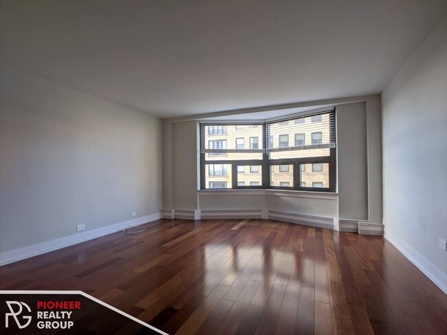 429 W Wellington Ave, Unit 5A in Chicago, IL - Foto de edificio - Building Photo