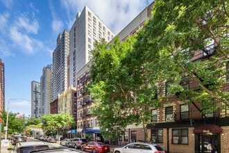 303-307 E 95th St in New York, NY - Building Photo - Building Photo