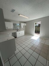 12010 NE 12th Ct in Biscayne Park, FL - Foto de edificio - Building Photo