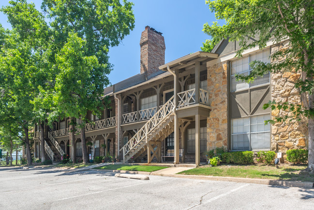 Heatherwood Apartments - A Senior Community in Tulsa, OK - Building Photo - Building Photo