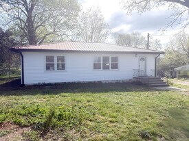 125 Woodland St in Livingston, TN - Building Photo