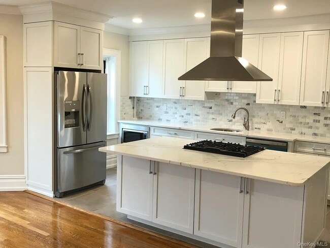 180 Hilton Ave in Hempstead, NY - Building Photo - Building Photo