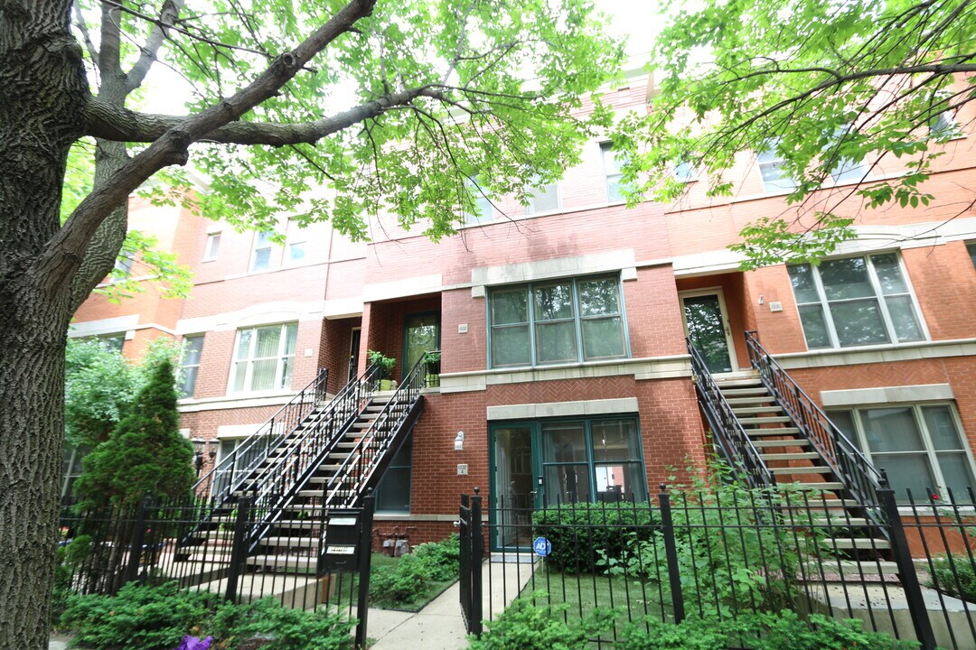 1332 W Fillmore St, Unit 1 in Chicago, IL - Building Photo