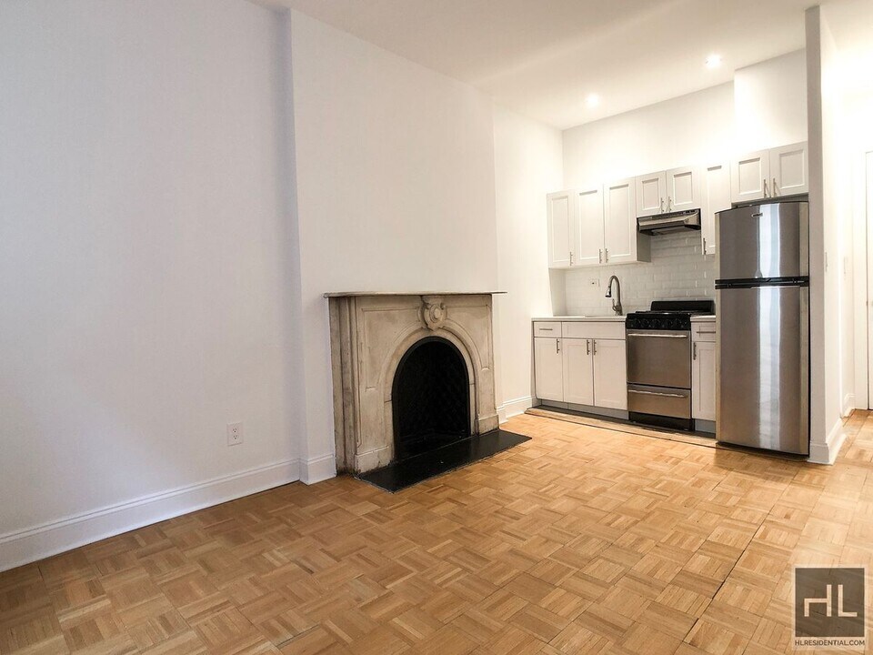 EAST 72 STREET in New York, NY - Building Photo