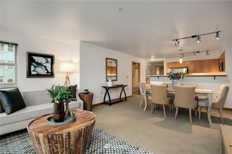 827 Hiawatha Plz S, Unit 308 in Seattle, WA - Building Photo - Building Photo