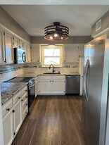 305 SE 2 St in Blue Springs, MO - Building Photo