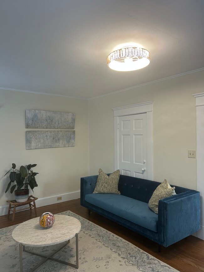 1946 Chapel St, Unit 2ndFloor in New Haven, CT - Building Photo - Building Photo