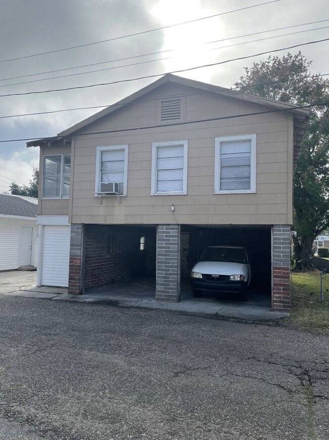 property at 609 Jefferson Blvd