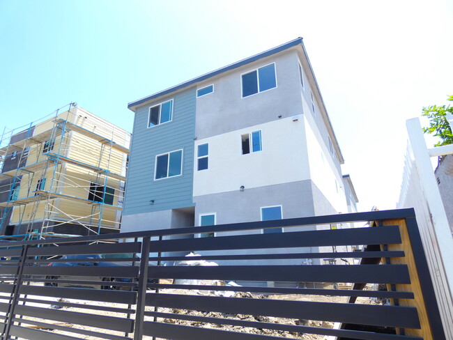 2104 Hauser Blvd in Los Angeles, CA - Building Photo - Building Photo