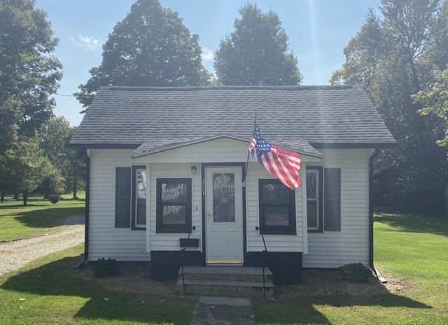 321 E Main St in North Adams, MI - Foto de edificio