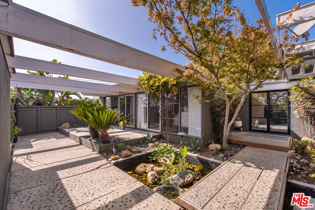 908 Kenter Way in Los Angeles, CA - Foto de edificio
