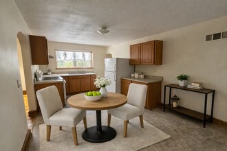 18 Cleveland Ave in Westover, WV - Foto de edificio - Building Photo