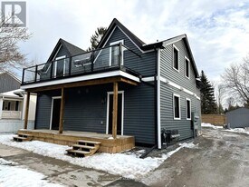 41 Mosley St in Aurora, ON - Building Photo