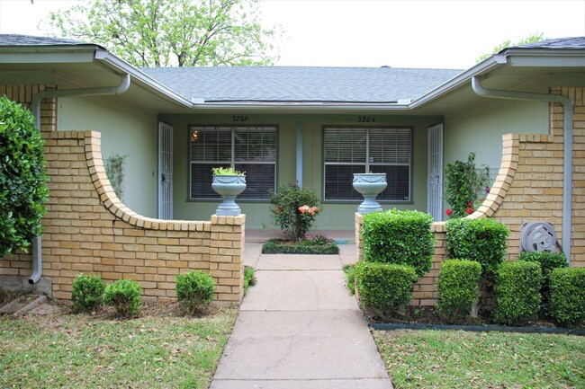 3206 Kelvin Ave in Fort Worth, TX - Foto de edificio - Building Photo