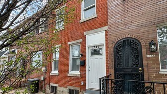 2326 Almond St in Philadelphia, PA - Building Photo
