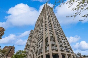 5445 N Sheridan Rd in Chicago, IL - Building Photo