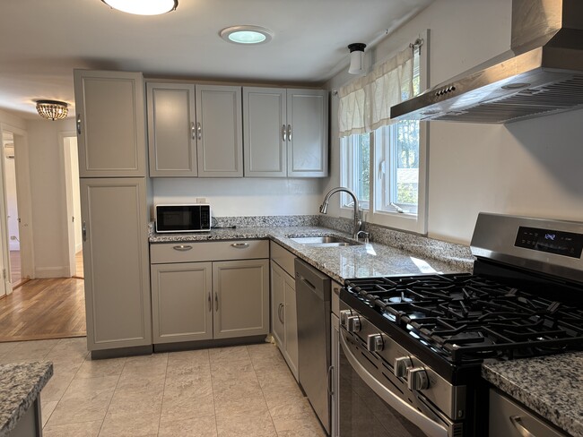 5 Ocean House Rd in Cape Elizabeth, ME - Building Photo - Building Photo