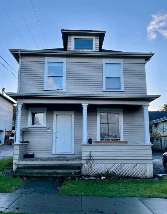 608 E Chestnut St in Bellingham, WA - Building Photo
