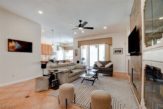 8528 Crest Hill in Las Vegas, NV - Building Photo - Building Photo