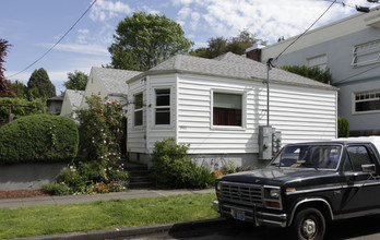 2921 SE Alder St in Portland, OR - Building Photo - Building Photo