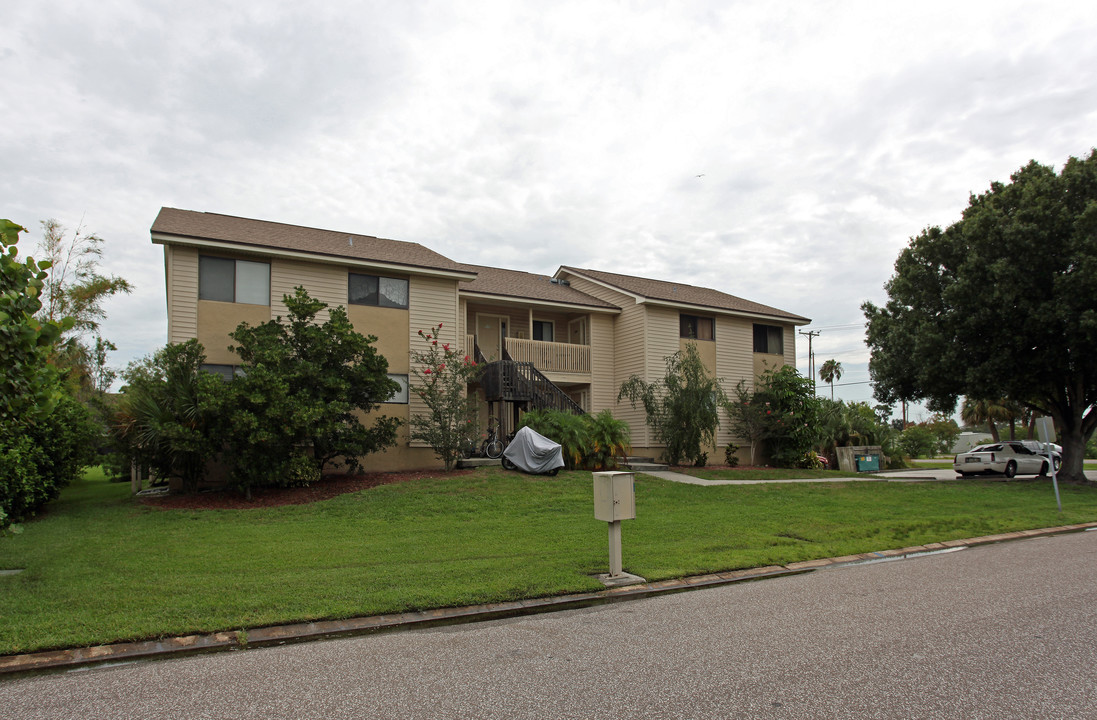 600 Nicholas Dr in Dunedin, FL - Building Photo