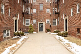 13301 Booth Memorial Ave in Flushing, NY - Building Photo - Building Photo