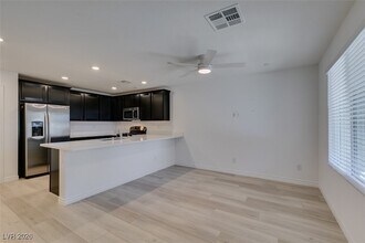 6254 Foxes Dl St in Las Vegas, NV - Foto de edificio - Building Photo