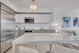 1300 Brickell Bay Dr in Miami, FL - Building Photo - Building Photo