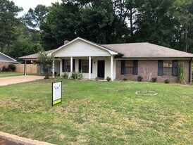 2202 Holly Hill Dr in Tupelo, MS - Building Photo