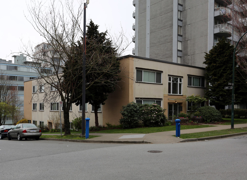 1208 Burnaby St in Vancouver, BC - Building Photo