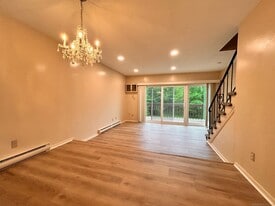 213 Baxter Rd in Mansfield, CT - Building Photo