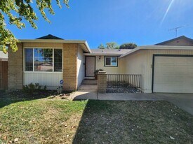 2727 Honeysuckle Way in Sacramento, CA - Building Photo