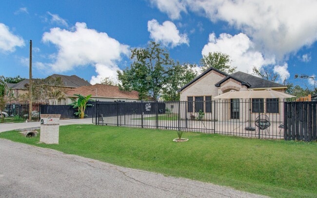 8040 Howton St in Houston, TX - Building Photo - Building Photo