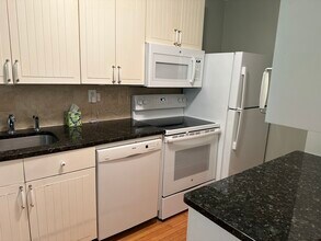 12 Troy Dr in Springfield, NJ - Foto de edificio - Building Photo