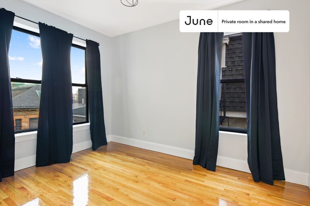Private bedroom in 4 bed/2 bath Home in Boston, MA - Building Photo