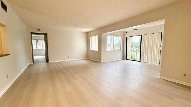 4857 Sable Pine Cir, Unit D2 in West Palm Beach, FL - Foto de edificio - Building Photo