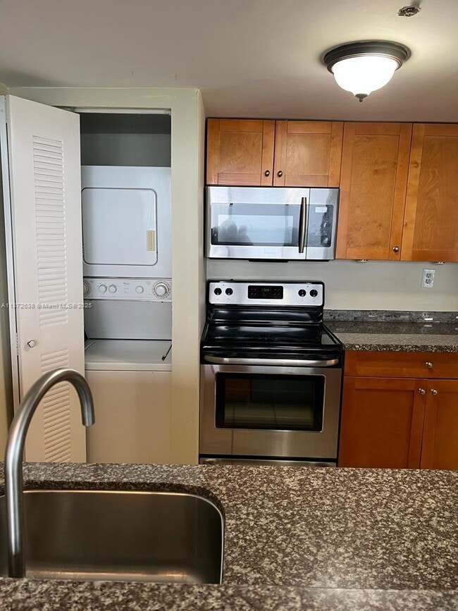 7601 E Treasure Dr in Miami Beach, FL - Building Photo - Building Photo