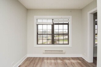 729 Saint Johns Ave, Unit J05W in Highland Park, IL - Building Photo - Building Photo