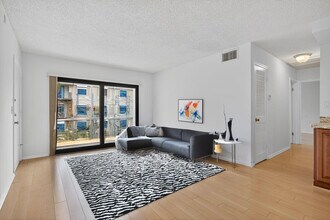 130 Cypress Club Dr in Pompano Beach, FL - Building Photo - Building Photo